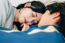 6歳年下の夫、芸能人妻をベッドで抱き締め…肌が触れ合いゼロ距離で密着『私たち結婚しました 5』第6話