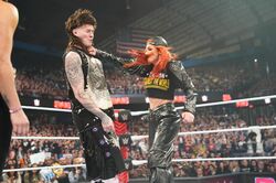 女王の傍らで“嫌われ者”がぶっ倒された…衝撃場面に表れたWWEのショーの奥行き「想像を掻き立て、主役を際立たせる名脇役」の存在【清野茂樹アナ連載＃9】