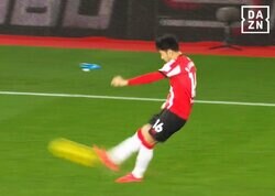 大熱狂！ 菅原由勢が高速“神ピンポイントクロス”→遠藤航らリヴァプール守備陣が戦慄「ドンピシャすぎる」「めちゃくちゃ良いボール」