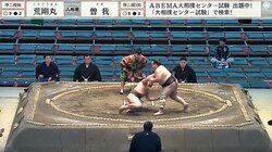 倒れた力士の足がおかしな方向に… 「あ、危ない！」“あわや”の場面で思わず声をあげて駆け寄った相手力士の気遣いに反響