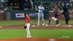 大谷翔平の弾丸ライナーで敵地観客に珍ハプニング 「ボール取るのも命懸けだろw」恐怖“一変”歓喜の瞬間