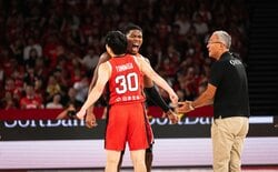 「中国HCより堂々と…」カタールHCの“コート侵入”に騒然！なぜか八村塁の真横に…「幻のシックスマン？」「入りすぎ」【バスケW杯予選】