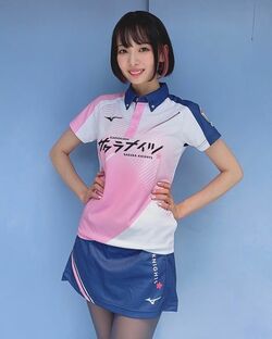 モデル雀士の岡田紗佳、KADOKAWAサクラナイツの新ユニフォーム姿が「めっさかわいい」と大好評