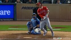 トラウト、衝撃のMLBトップ弾に内野手“確信棒立ち” 現地実況も絶叫「No.9！No.9！」→ベンチで「消防士ヘルメット」反響続々