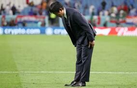 「尊敬に値する」スタンドに深々とお辞儀する森保監督に海外からも反響「日本を称賛しないのは難しい」