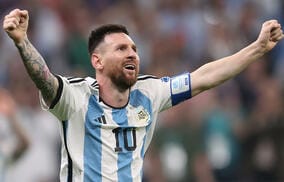 「なんて幸せな日だ」「本当に嬉しそうだ」トロフィー掲げてメッシがダンス！ ドレッシングルームでも喜びやまず、「レオが幸せなことは嬉しい」