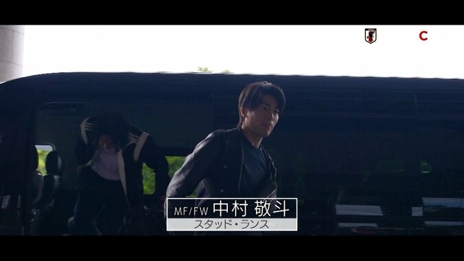 「最先端すぎる」久保建英の“私服コーデ”に同僚も驚愕！「独特のオーラ」「似合ってる」ラグジュアリースタイルで日本代表合流 4枚目