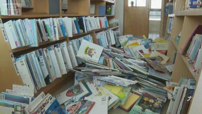 青森で震度6強　ビル壁倒壊…図書室では5000冊が床に散乱　気象庁「1週間程度注意を」 1枚目