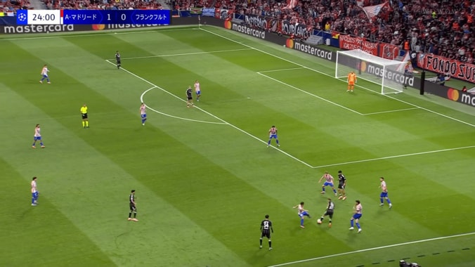 【CL】堂安律の“無双ボールキープ”が「上手いし強い」「あんなに囲まれて取られないの？」ダブルタッチなどでアトレティコの４人ブロックを無力化 3枚目