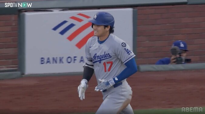 着弾まで約3秒…大谷翔平、184キロ驚速49号で「もうセンターも見送っている」 敵軍外野手は即“確信”、バックスクリーンへ一直線 2枚目