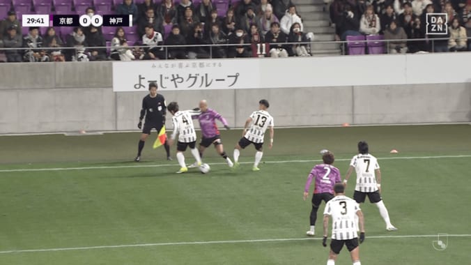 「うますぎて変な声出た」京都FWが“衝撃エラシコ”で股抜き突破！「何が起こった？」「意味わからん」神戸2人を完全翻弄 3枚目