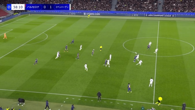 驚愕！日本代表DF、“大ジャンプすぎて警告”の珍事「跳躍力がすげえな」「モノが違う」鈴木淳之介がレヴァンドフスキに競り勝った瞬間 5枚目