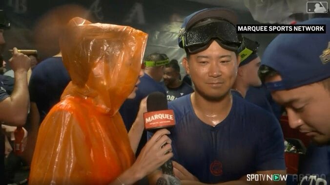 今永昇太、MLB初シャンパンに「肌から吸収した方が美味しい」 “珍回答”連発＆背後から同僚に襲われる 名物レポーターは爆笑止まらず 2枚目