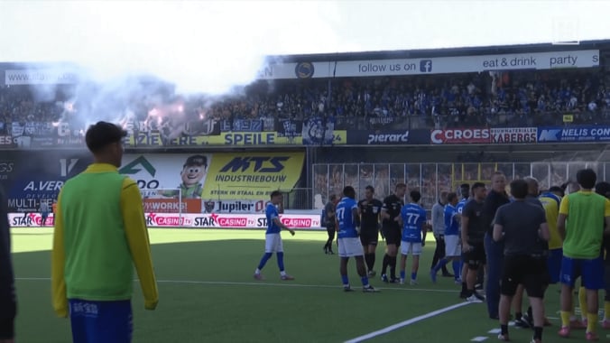 爆竹の投げ入れ、燃え盛る発煙筒…伊東純也ら日本人８選手出場のダービーが大荒れ！サポーターの愚行で試合中断「やりすぎだろ」「水を差すな」SNS騒然 4枚目