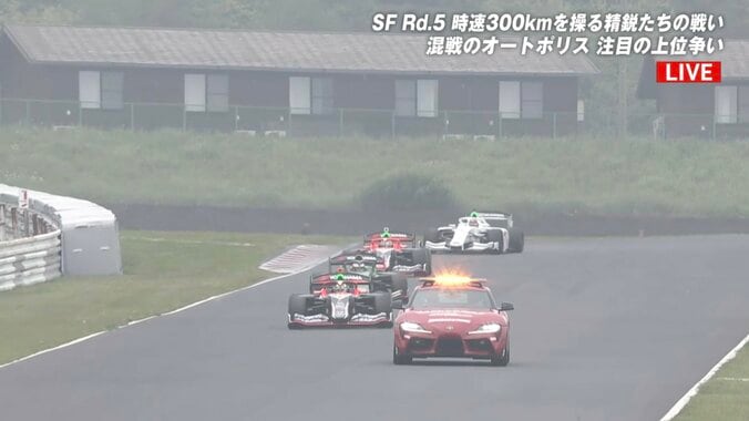 【写真・画像】レーススタートも「動かなかった」 はためく黄旗…あわや大事故も後続ドライバーが”かろうじて”避ける、瞬時の反応にも驚き　1枚目