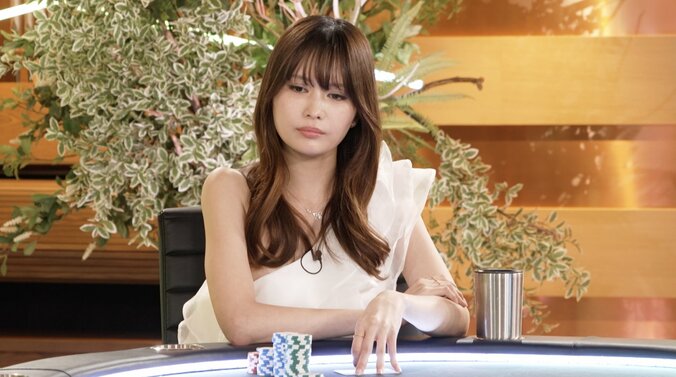 【映像】可愛すぎるポーカー女王、カメラが捉えた真剣表情と“美爪”