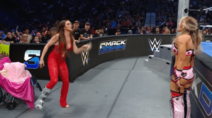 突如、車椅子から立ち上がってティファニーに詰め寄るチェルシー