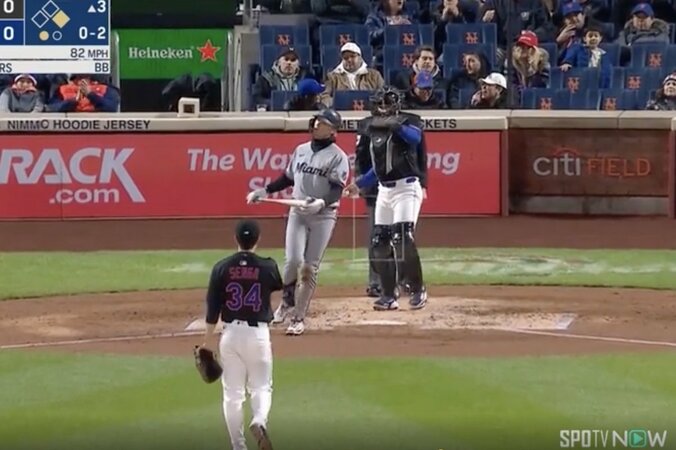 【写真・画像】この動きはなんだ…？ 佐々木朗希、視界から消える“予測不可能な魔球”「打てるわけない」 低回転で急減速&急落下→バットのはるか下を通過「ナックルフォーク？」　1枚目