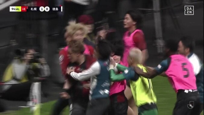 【映像】岩政監督、劇的ゴール⇒50m大爆走で選手の元に突っ込む瞬間