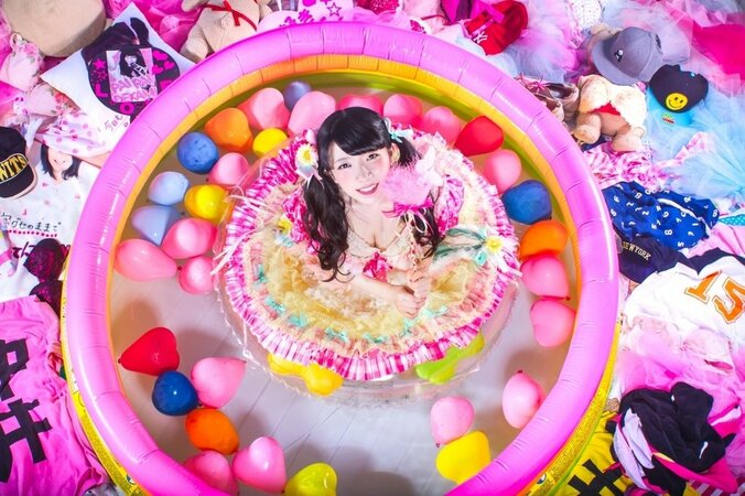 胸が大きいのはどっち？ぱいぱいでか美、美人気象予報士に挑戦状 1枚目