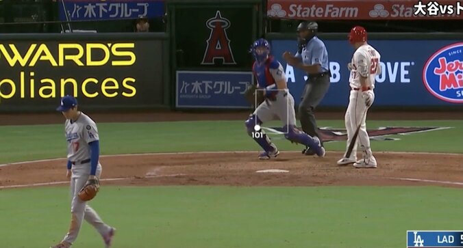 【写真・画像】もうワケわからん！ 大谷翔平の足で“まさかの光景”「この人投手だろ？w」「速すぎ」相手野手が混乱… とんでもないスピードで“爆速三塁打”　1枚目