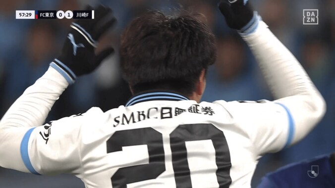 伝説級の珍プレー！“前代未聞のファウルスロー”が爆笑の渦「慌てすぎだろw」「林さんの『山田く〜ん！』が面白い笑」「得点直後に酷すぎる笑」川崎FWに解説陣も総ツッコミ 2枚目