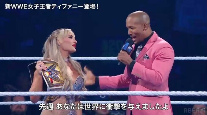 インタビューを受けるティファニー