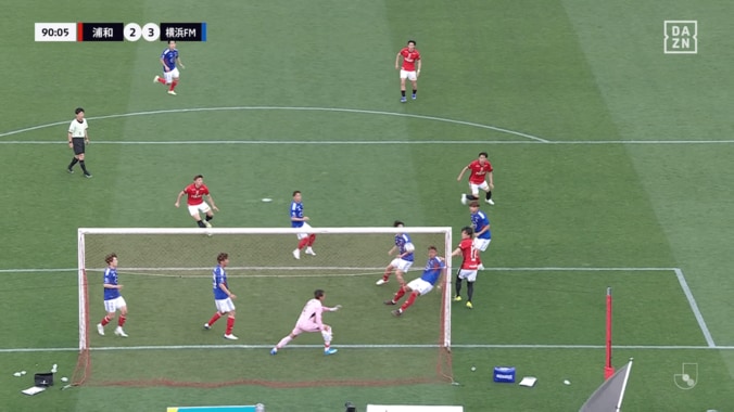 「何してんの…」Jリーグの衝撃“顔面オウンゴール”にSNS騒然！「どうしてそっちにクリアしたの」横浜FMキニョーネスが唖然 5枚目