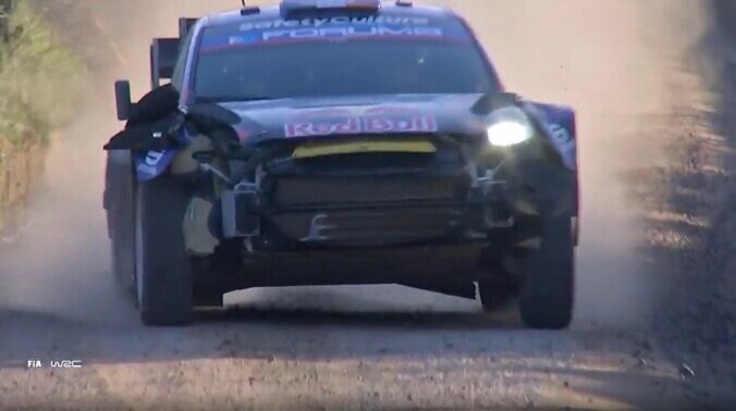 信じられない！世界最速ラリー車が柵に激突→“バンパー丸ごと”脱落 チーム公式Xも「危なかった」それでも走る衝撃光景 3枚目