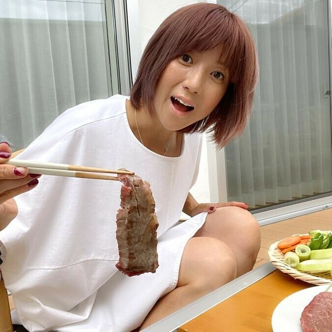 hitomi、本格的で驚いた自宅での焼肉「度々楽しめそう」  1枚目