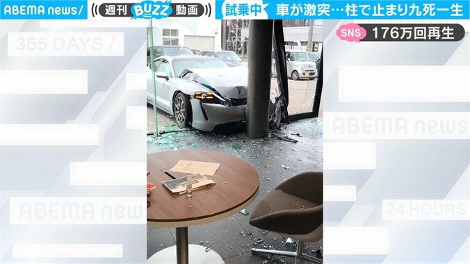 「ガチで死にかけた」ポルシェの電動スポーツカーが店に突っ込む 九死に一生の撮影者が語る恐怖「ガラスの破片が散弾銃のように」 1枚目