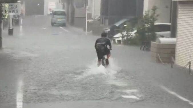 首都圏で記録的大雨　各地で道路の冠水や川の増水　雨漏りで駅ホーム水浸し 1枚目