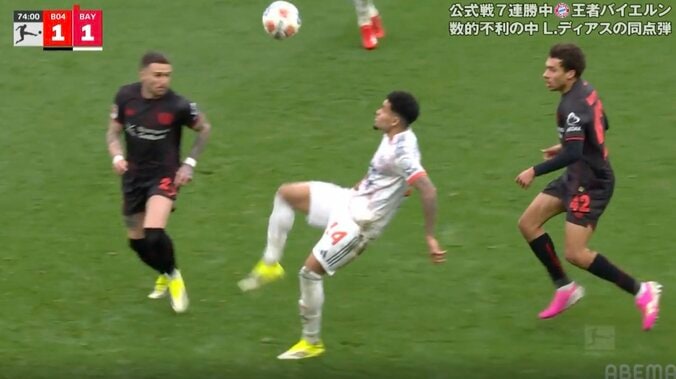 「レッドじゃね？」バイエルンFWのハイキックが頭部にモロ直撃！→流血ノックアウトでファン衝撃「恐怖映像やん」「完全に入ったな」 3枚目