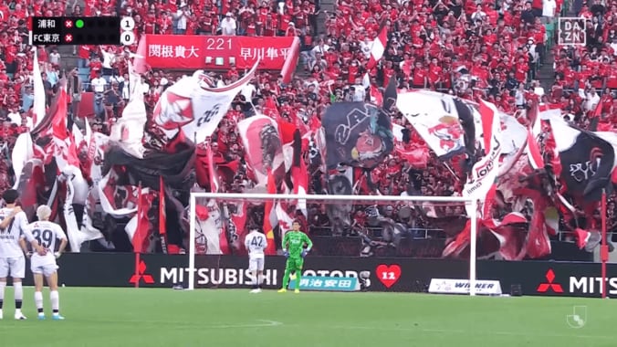 【写真・画像】「余計なことするな」マリノスDFの“非紳士的タックル”に大ブーイング！「退場でしょ」怪我人心配の柏DFを後ろから…　1枚目
