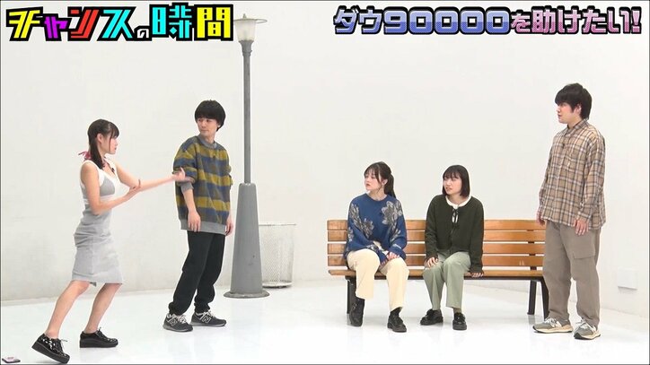 マイクロビキニ姿のグラドルが“ダウ90000”のコントに突如乱入！ セクシーダンスで男子メンバーを誘惑しカオス状態に