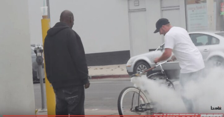 【世界おバカ映像】自転車泥棒を爆破！？イタズラ軍団のドッキリ世直し大作戦