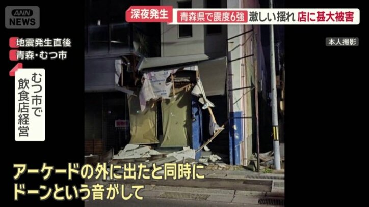 骨組みの木枠やシートがむき出しになった建物