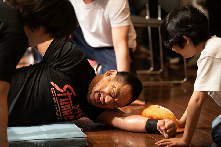 自分のせいで人気レスラーが脊椎損傷、車椅子生活でプロレス引退…ハオウ（武知海青）の過去が明らかに『覆面D』第3話