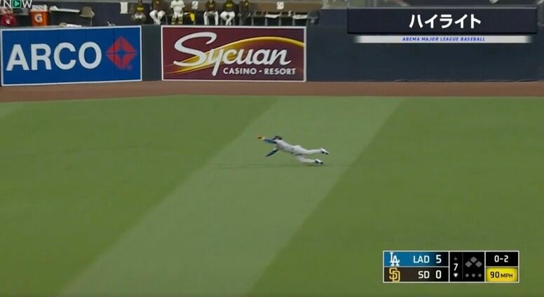 球場騒然！すごいスピードで飛んできた… ドジャースの“イケメン王子”がヤバすぎるダイビングキャッチ　超スーパープレーにファン騒然「かっけえｗ」「マジで飛んだな」