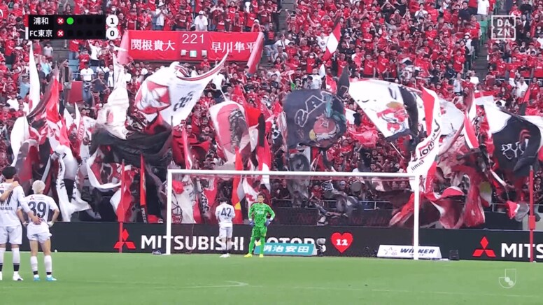 「おもろ過ぎるw」浦和ファンの“フラッグ大移動”に騒然！「なんか可愛い」「いけいけー！」PK戦前の珍しい光景