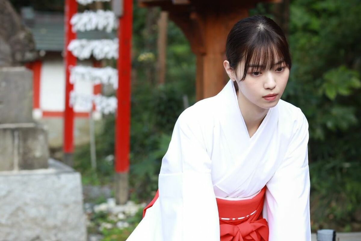 西野七瀬生写真巫女 言霊荘』西野七瀬の“巫女”姿に喜びの声「肌白すぎ可愛すぎ大好き
