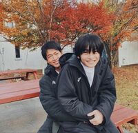 『最愛』松下洸平＆高橋文哉の“バックハグ”2ショットにファン感激「泣いちゃう」「2人の笑顔が素敵」