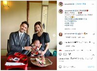 島袋聖南、愛息のお食い初めショットを公開しファンから「絵になり過ぎ」「素敵な家族写真ほっこり」と反響の声