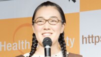 たんぽぽ白鳥久美子(42) お宮参り迎えた長男の記念撮影を公開「家族みーんなおんなじ顔 そっくり」