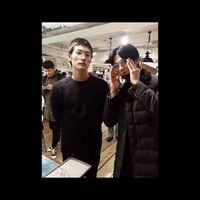 「かっこよ！！」「このコンビ神すぎ」三浦春馬＆新田真剣佑のメガネづくりの風景にファン歓喜