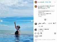 内田理央の“美背中”あらわな黒水着ショット披露に反響続々