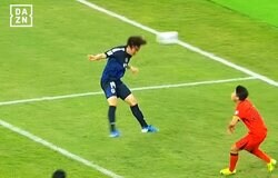 えっ、なぜフリー？ 日本代表新エース候補の“巧みすぎる駆け引き”が刮目に値！「中国のDFなにしてんの？」伊東純也の絶品クロスをヘディングで流し込んだ瞬間