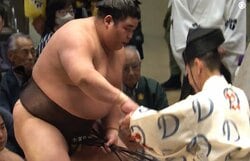伯乃富士、取組後の懸賞での所作が波紋「そりゃ腕も上がらない」擁護の声も 一体、なぜ？