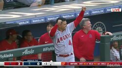 大谷翔平33号に「笑顔でバンザイ→呆れ顔」 止まらない“ショータイム”、同僚「あいつ、どうなってるの？」な顔が話題