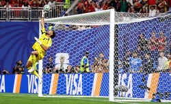 スペインが沈黙！W杯初出場の40歳守護神、驚異の“ワンハンドセーブ”にSNS沸騰「このGK何者？」右手一本で弾き出す